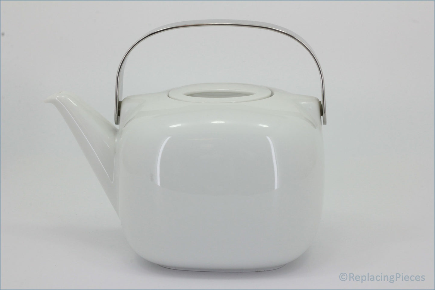 Rosenthal - Suomi - Teapot - White teapot with a silver handle on a white background