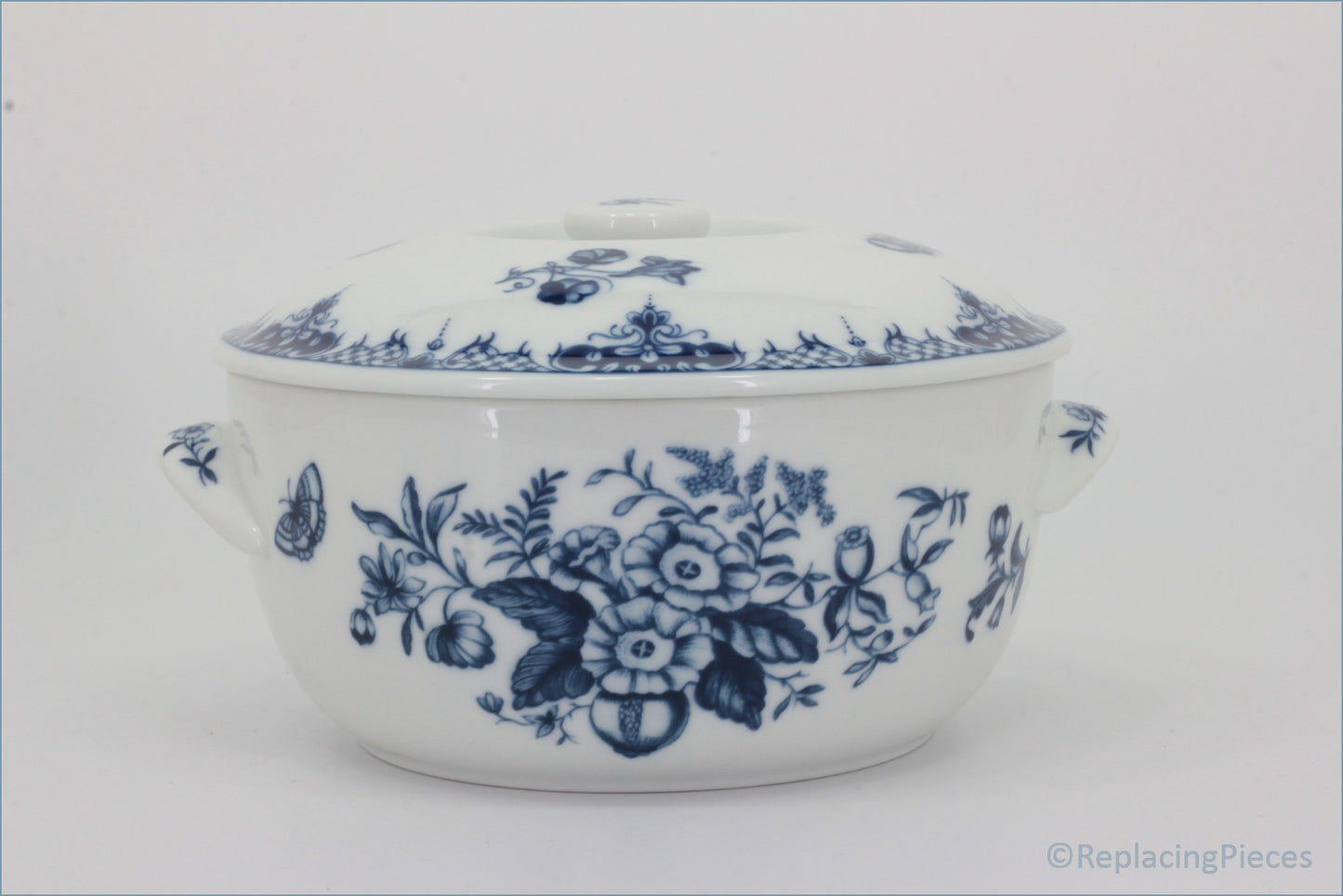 Royal Worcester - Hanbury - 2 Pint Casserole Dish - Ceramic tureen with blue floral patterns on a white background