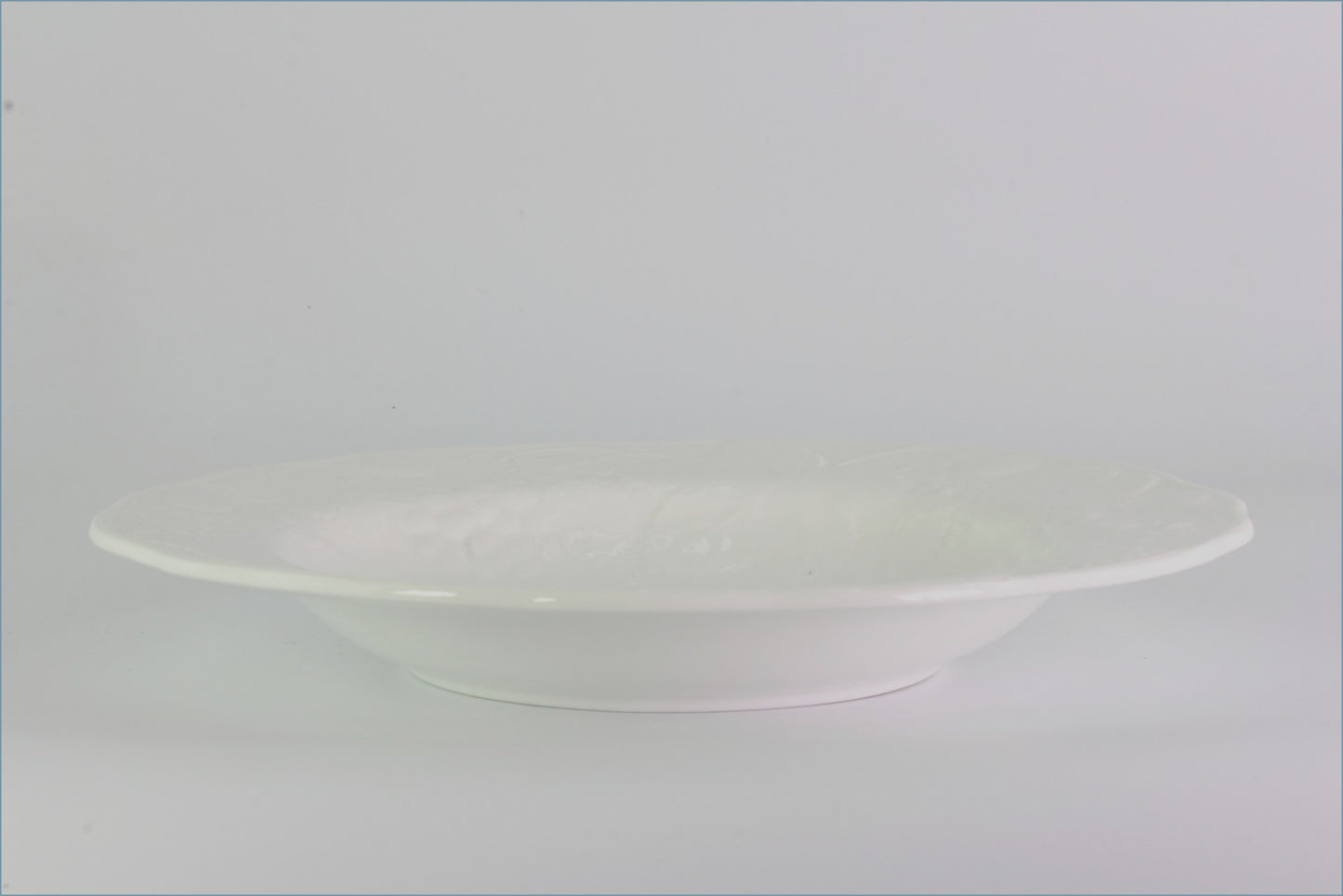 Wedgwood - Strawberry & Vine - 9 1/8" Rimmed Bowl