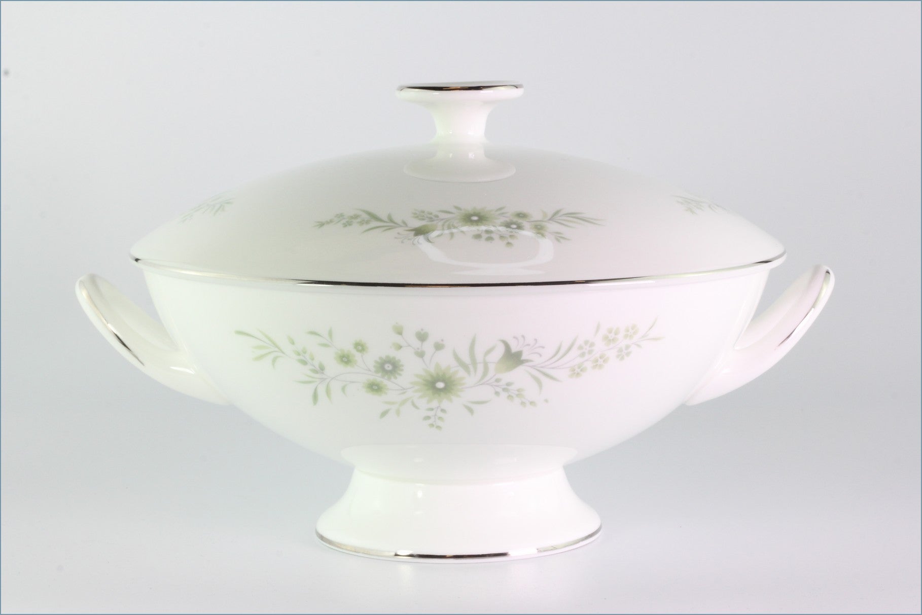 Wedgwood - Westbury (R4410) - Lidded Vegetable Dish (Looped Handles)