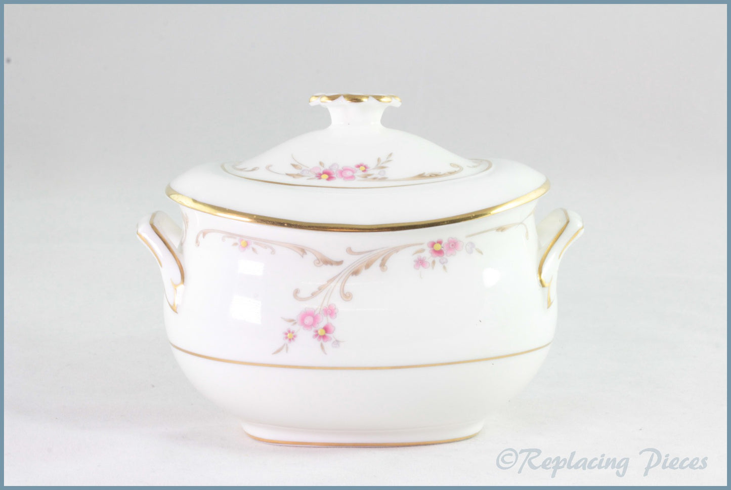 Wedgwood - Carisbrooke (Gold Edge) - Lidded Sugar Bowl