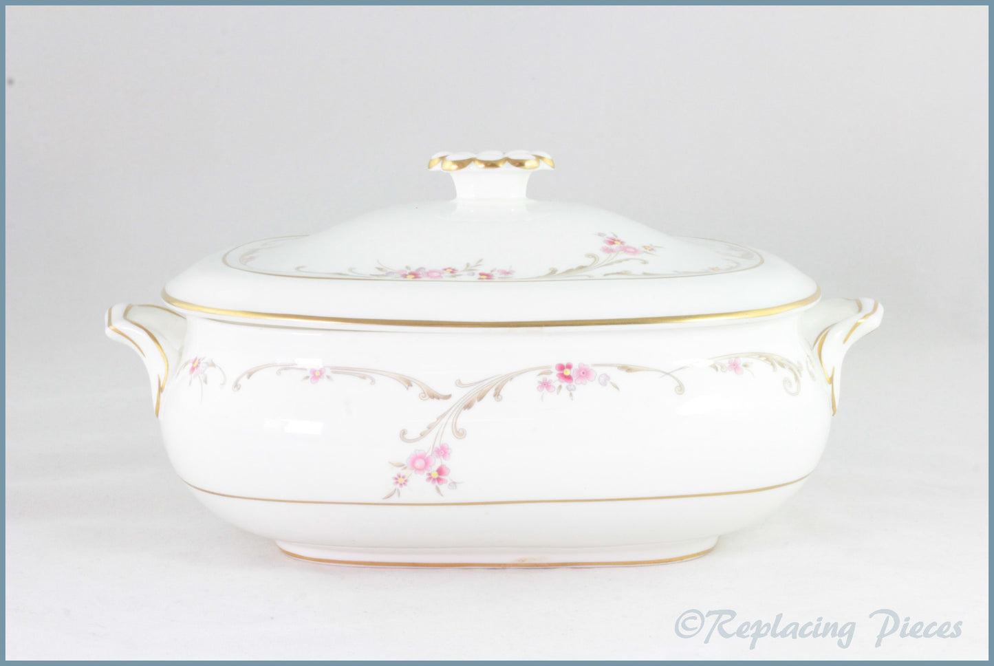 Wedgwood - Carisbrooke (Gold Edge) - Lidded Vegetable Dish