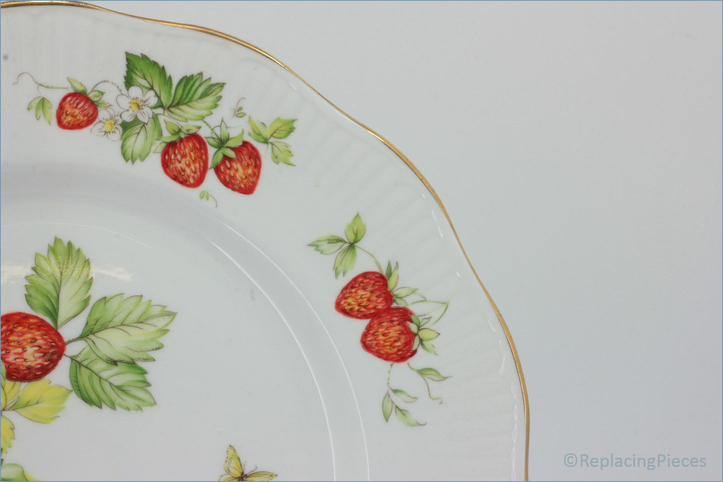 Queens - Virginia Strawberry - Dinner Plate (Ribbed Rim)