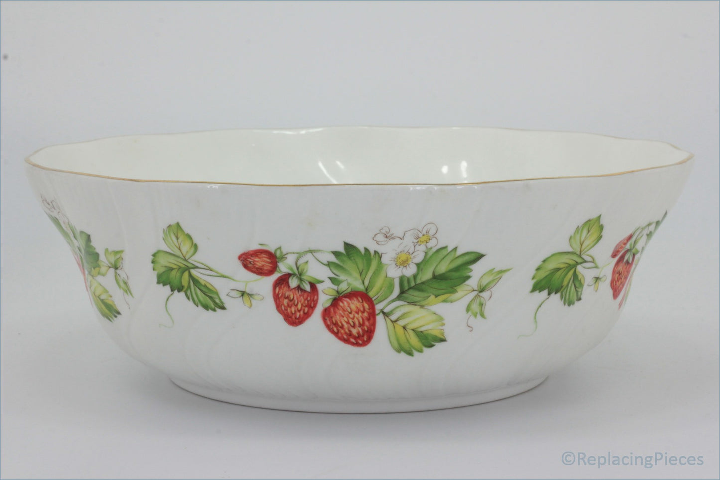 Queens - Virginia Strawberry - Salad Bowl (Swirl Rim)