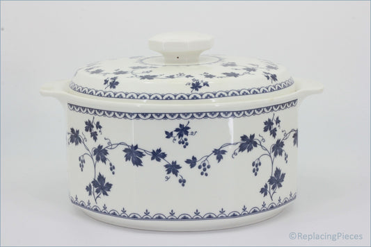 Royal Doulton - Hartford (LS1085) - 4 Pint Casserole Dish - White ceramic casserole dish with blue floral patterns on a white background