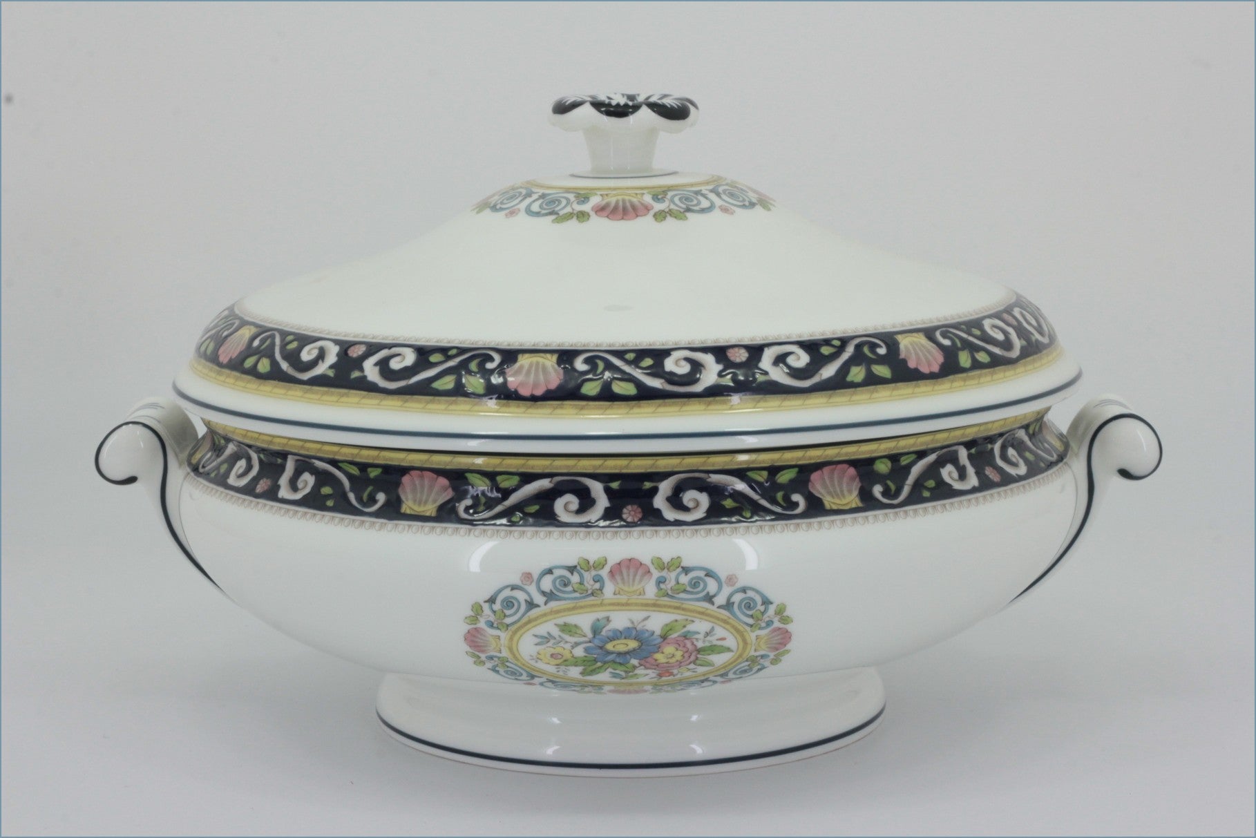 Wedgwood - Runnymede (W4472) - Lidded Vegetable Dish