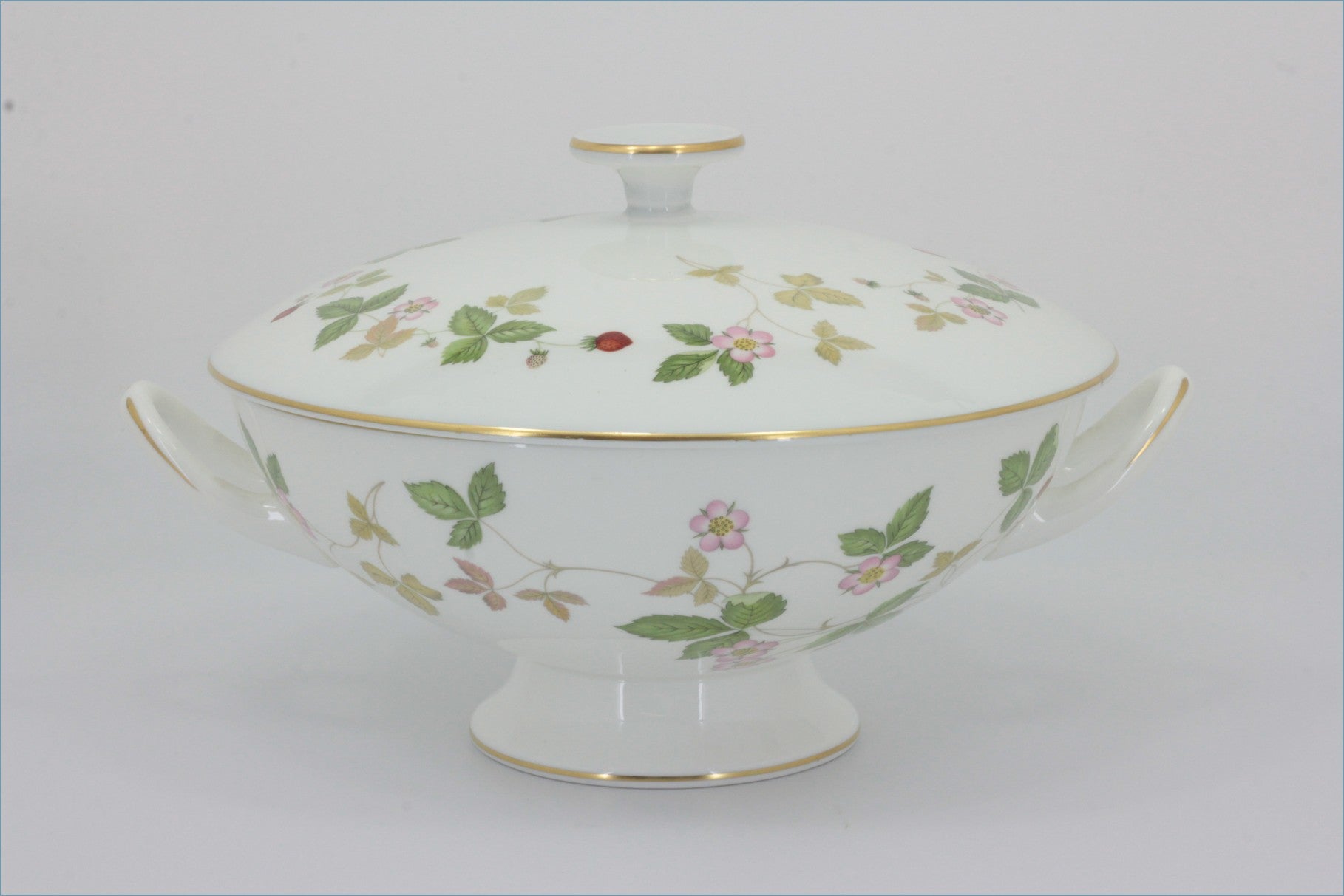 Wedgwood - Wild Strawberry - Lidded Vegetable Dish (Loop Handles)