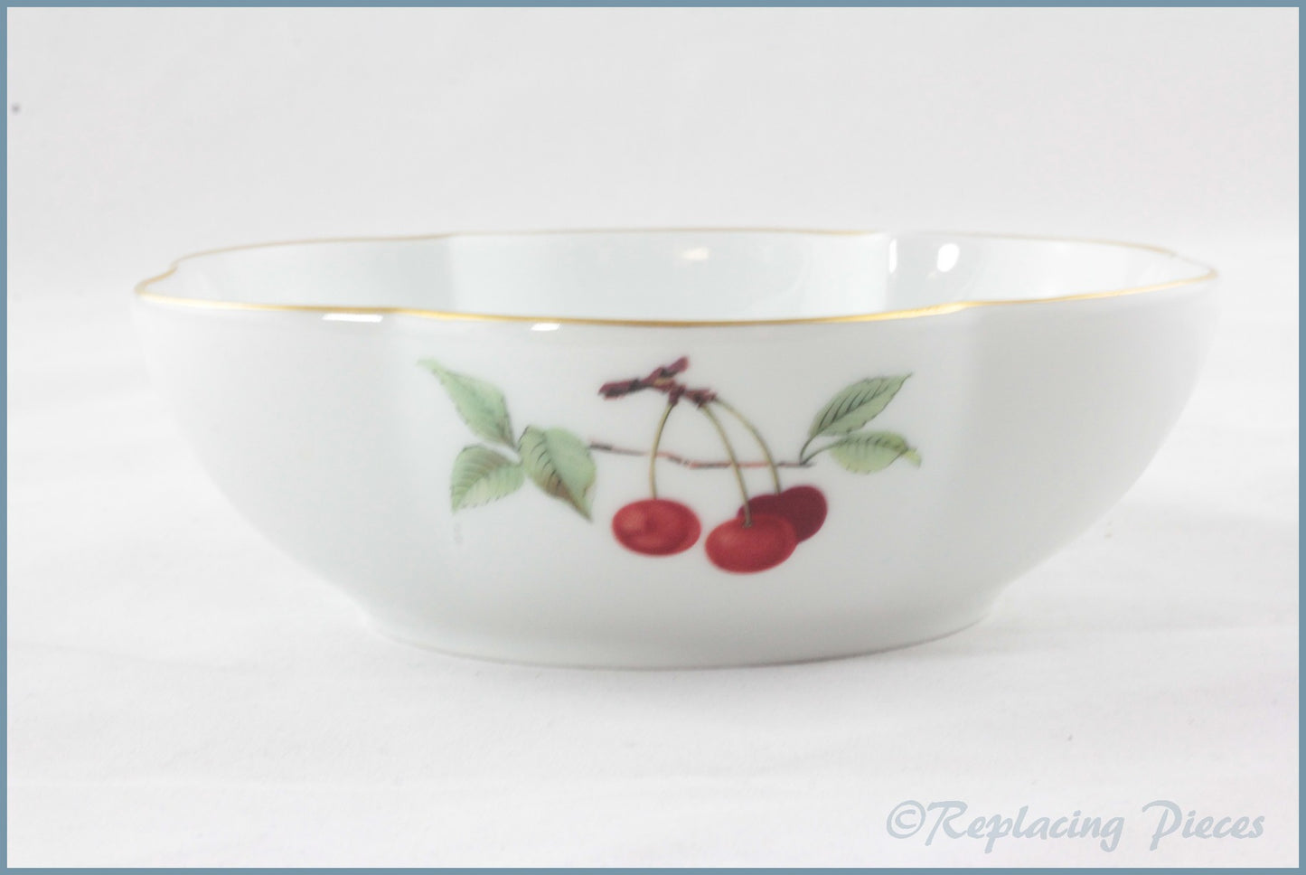 Royal Worcester - Evesham Gold - 2 Pint Oval Casserole